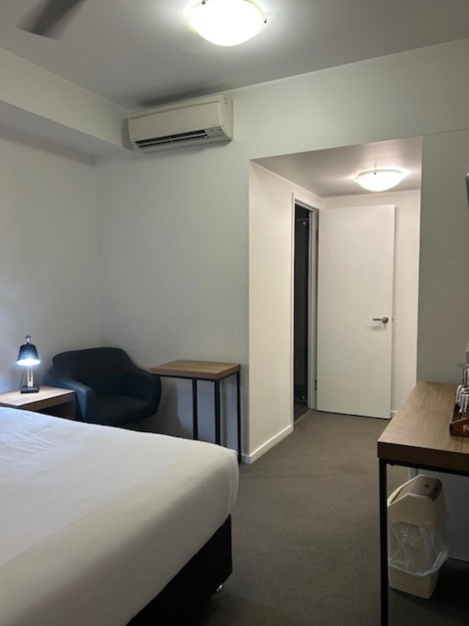Central Holborn Apartments Townsville Room photo